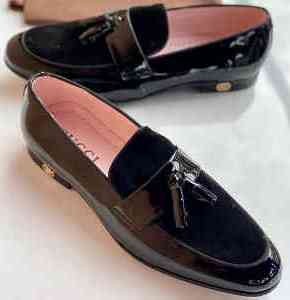 Soulier en cuir brillant GUCCI - devanture en daim