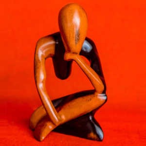 Statuette Penseur - en bois d'ébène - 10 cm de hauteur