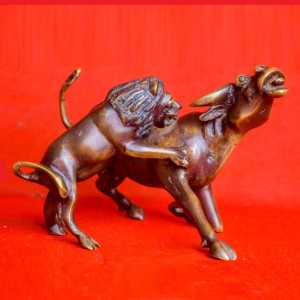 Attaque '' Lion et Buffle" - en bronze_12 cm de hauteur