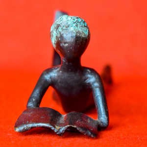 Lecteur couché - en bronze