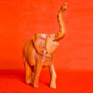 Eléphant trompe en l'air - en bois de tèque - 17 cm de hauteur