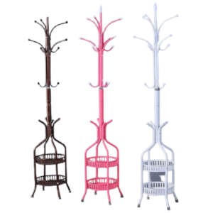 Porte-manteaux en métal avec étagères